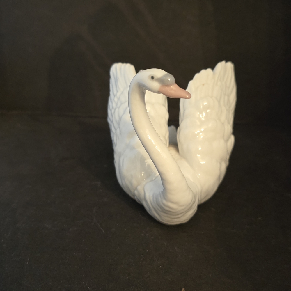 Lladro Elegant Swan Figurine
